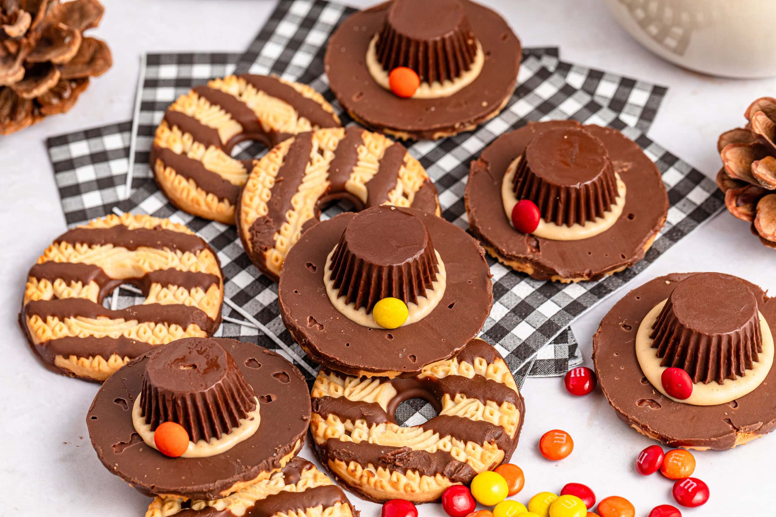 Creative Edible Pilgrim Hats for a Thanksgiving Dessert