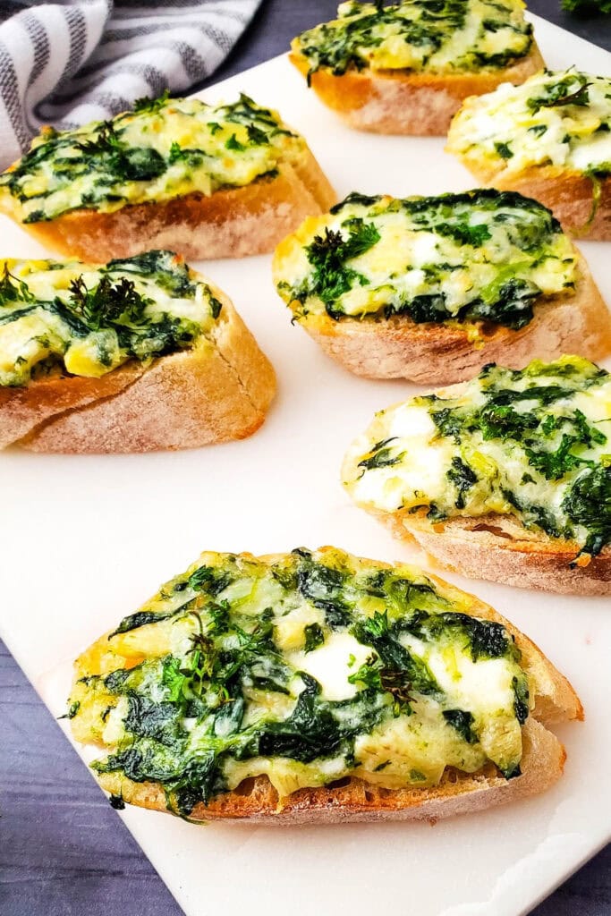 spinach and artichoke crostini - game day finger food 