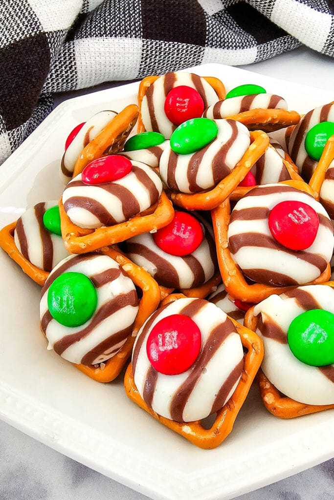 Christmas M&M Pretzel Hugs - Christmas Pretzel