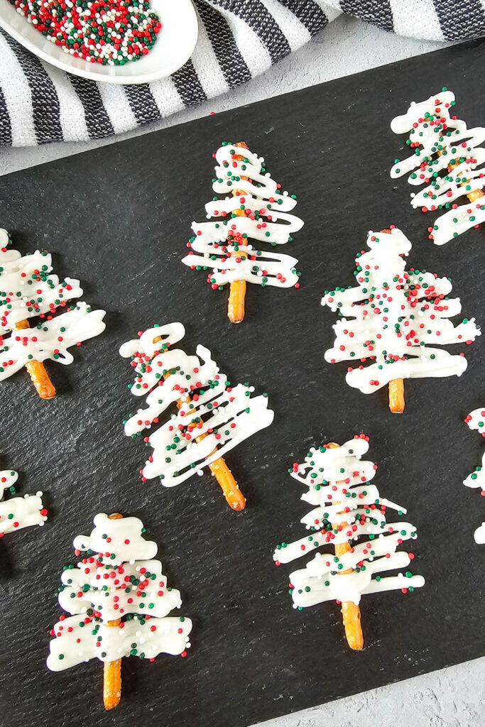 white chocolate mini pretzel trees - Christmas Pretzel