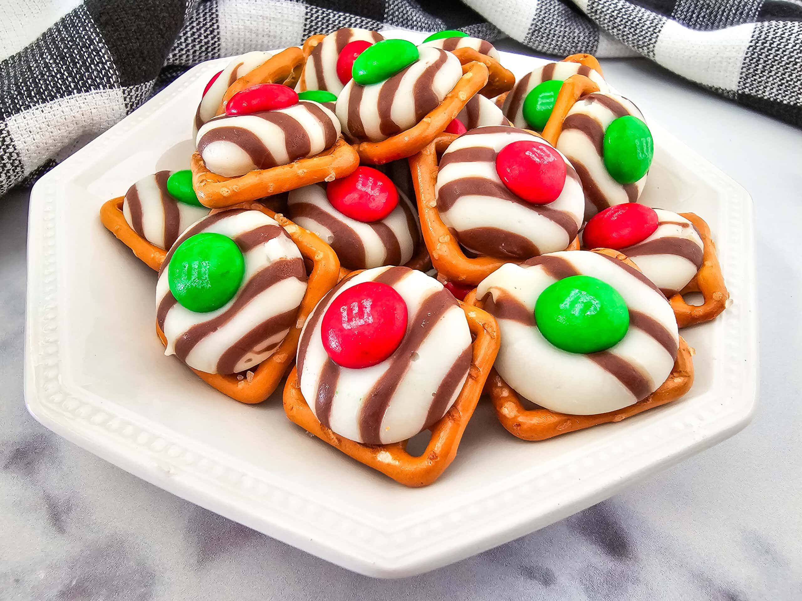 3-Ingredient Christmas M&Ms Pretzel Hugs for Festive Snacking