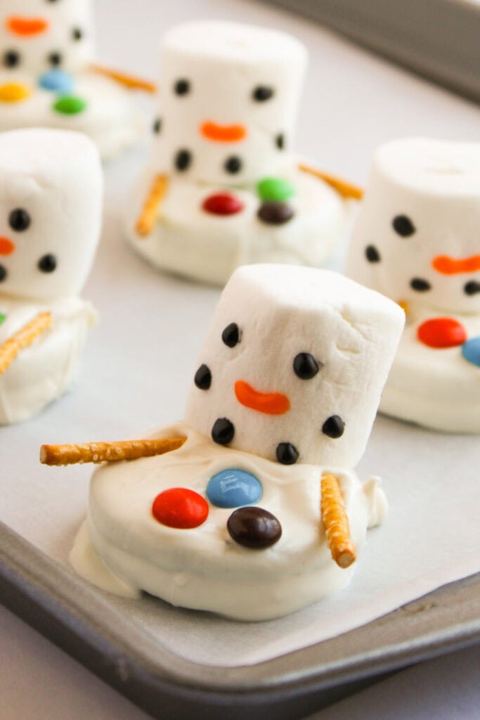 Melted Snowman White Chocolate Covered Oreos - Christmas treats for gifts