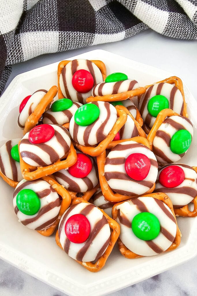 christmas m&m pretzel hugs - Christmas treats for gifts