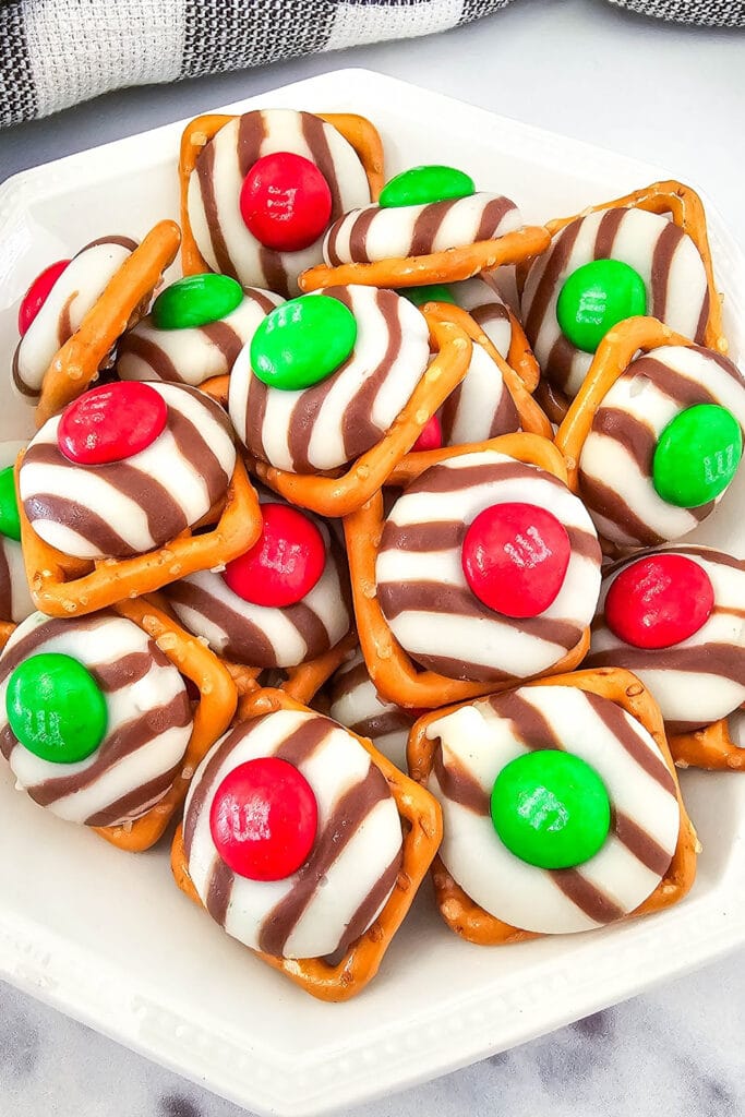 Christmas m&m pretzel hugs - Kids Christmas Treats