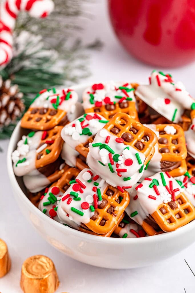 christmas rolo pretzel sandwiches - Christmas treats for gifts