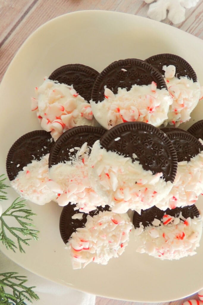 peppermint oreos - Christmas treats for gifts