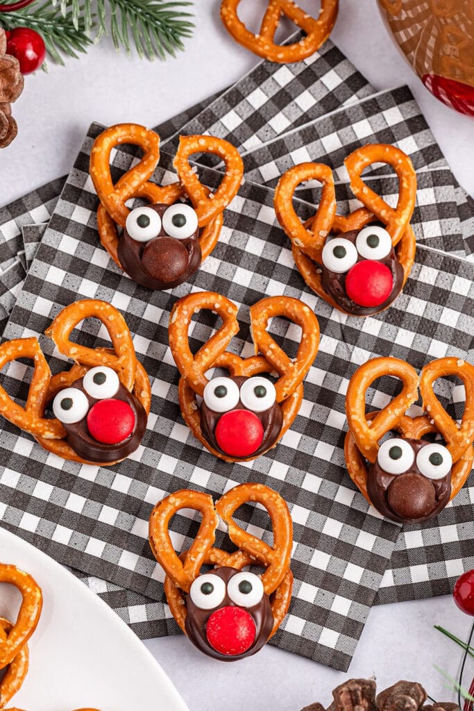 reindeer rolo pretzel bites - Christmas treats for gifts