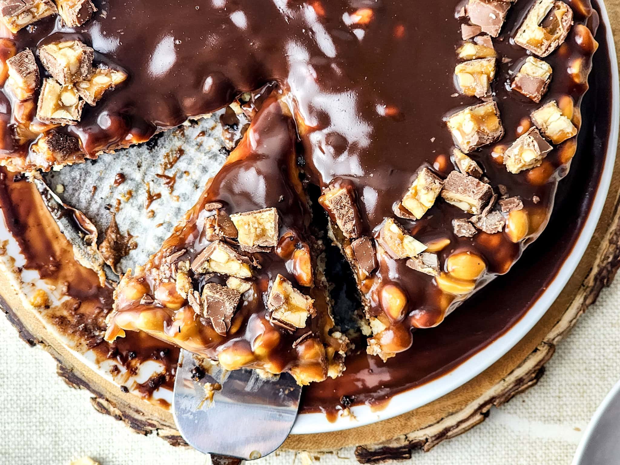 Oreo, Caramel, and Chocolate Heaven: Snickers Cheesecake Recipe