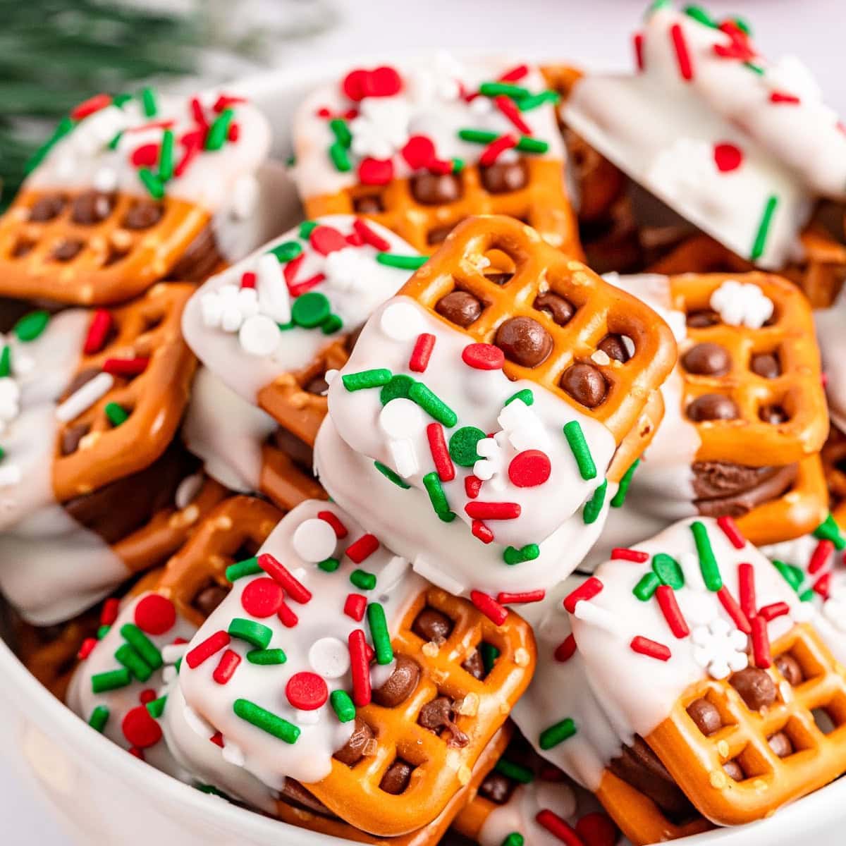 christmas-rolo-pretzel-sandwiches-featured-image
